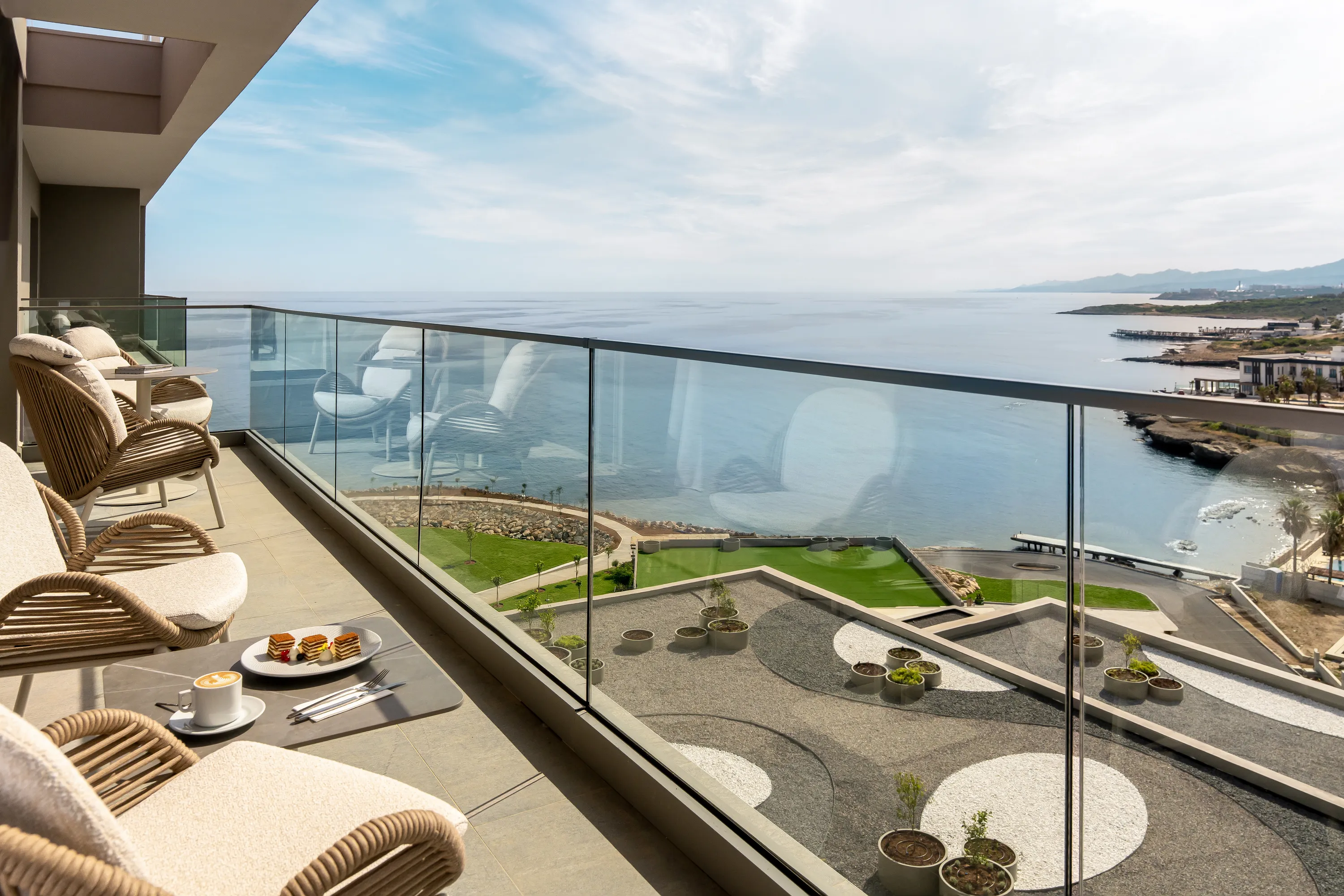 EXECUTIVE SUITE (LAND & SEA VIEW)4