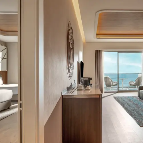 EXECUTIVE SUITE (SEA VIEW)19