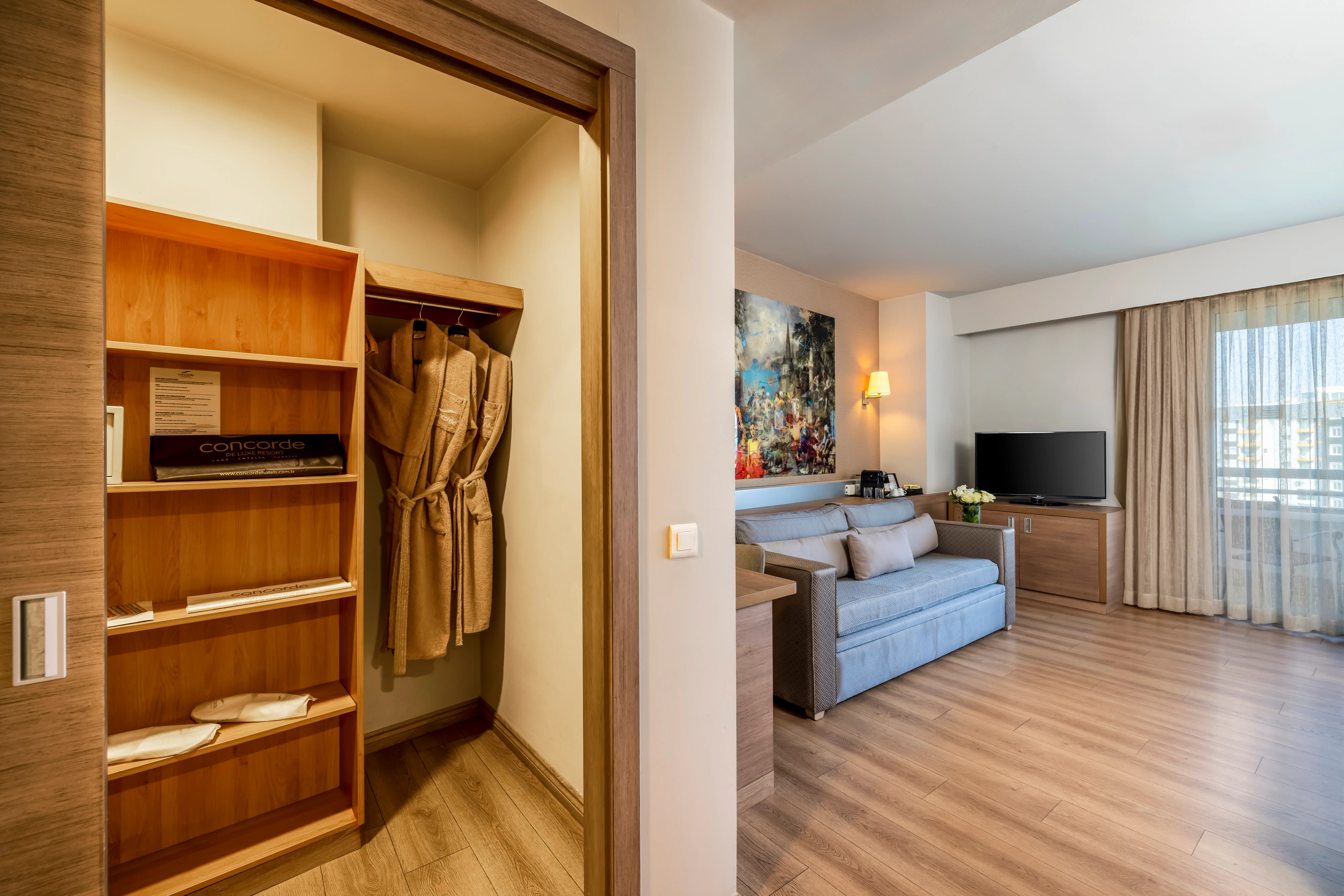 H DELUXE SUPERIOR ROOM 1