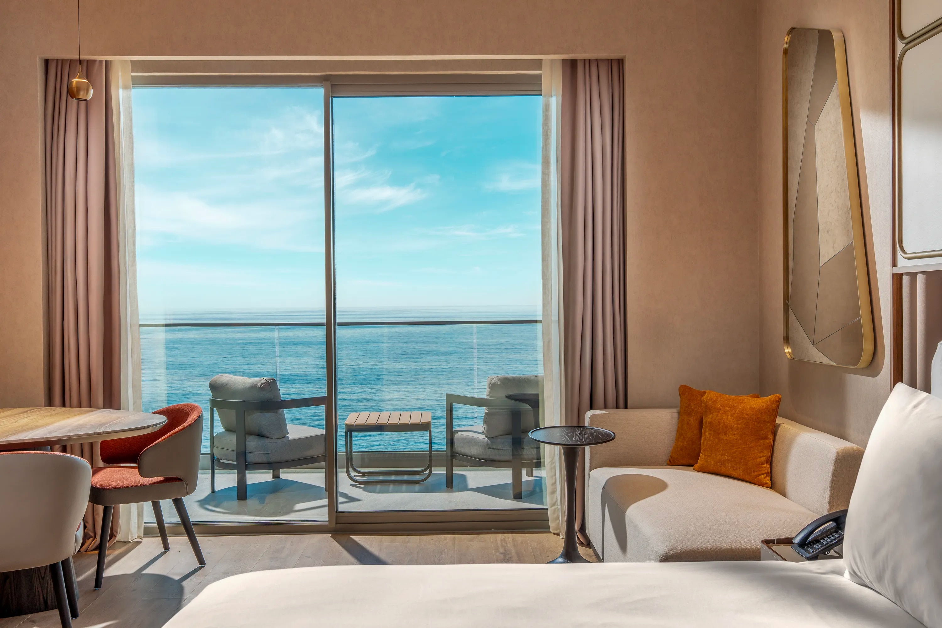 DELUXE ROOM FRENCH BED (SEA VIEW)5
