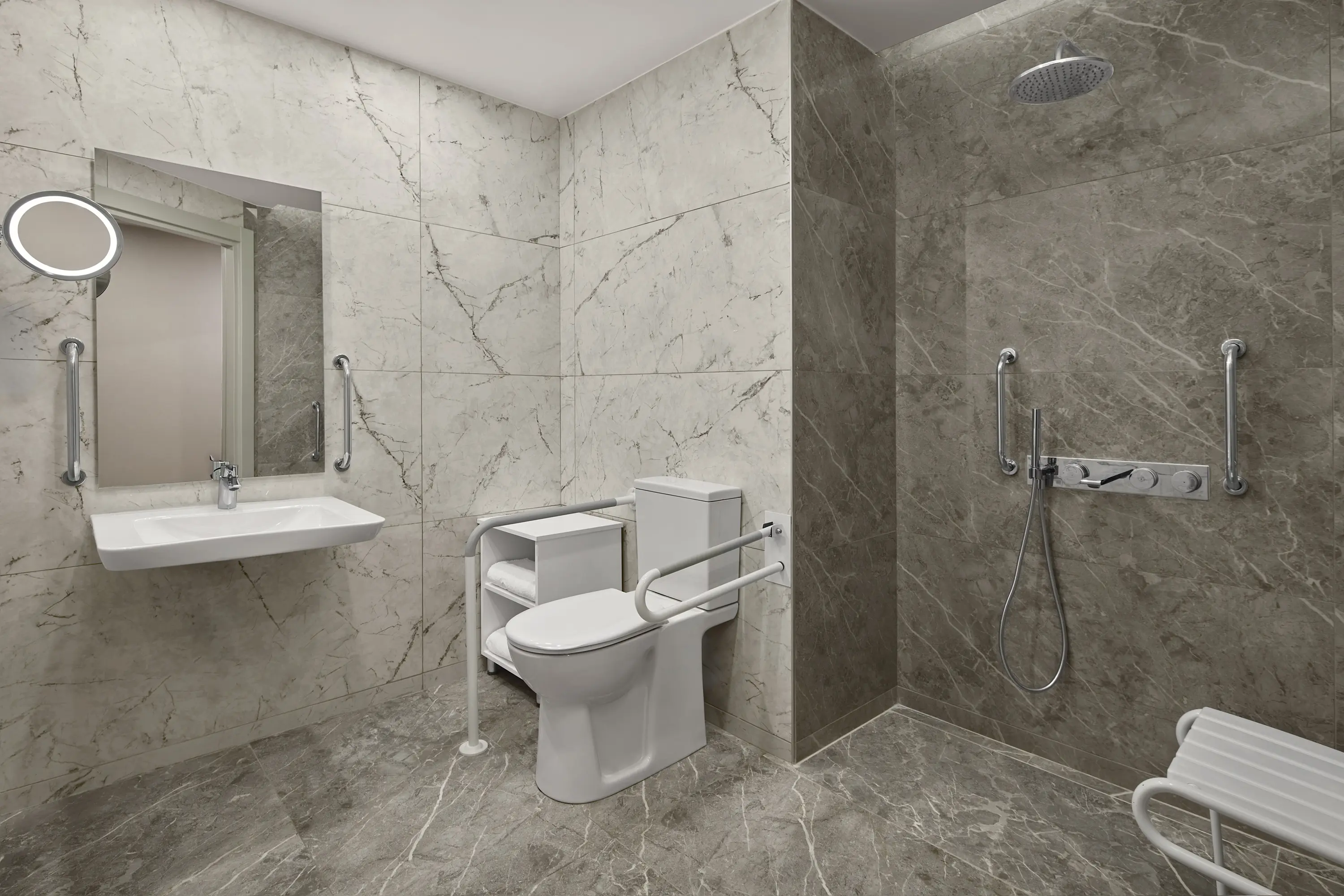 DELUXE ROOM BATHROOM (ACCESSIBLE)