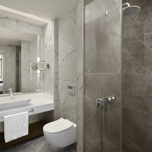 DELUXE ROOM BATHROOM