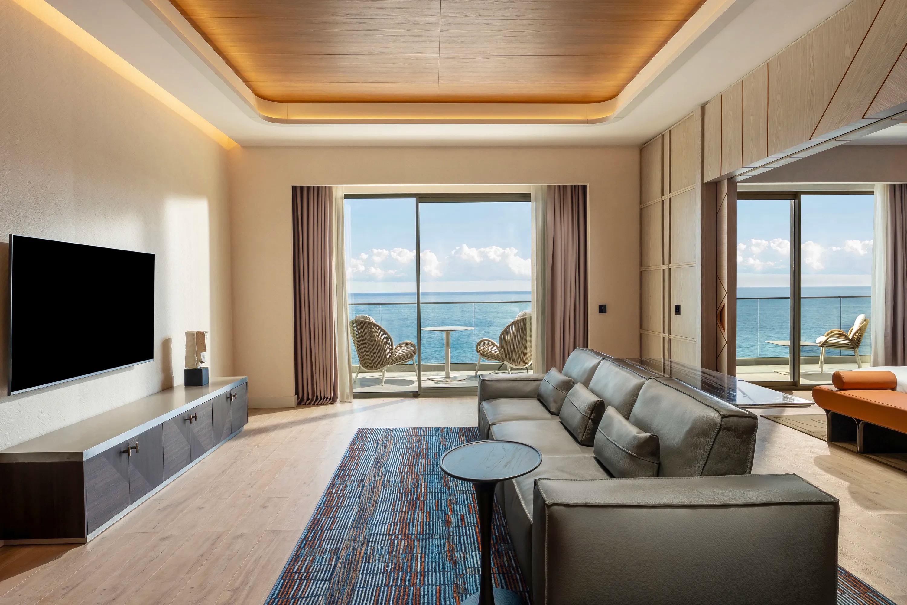 EXECUTIVE SUITE (SEA VIEW)9