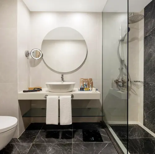 DELUXE ROOM BATHROOM 1