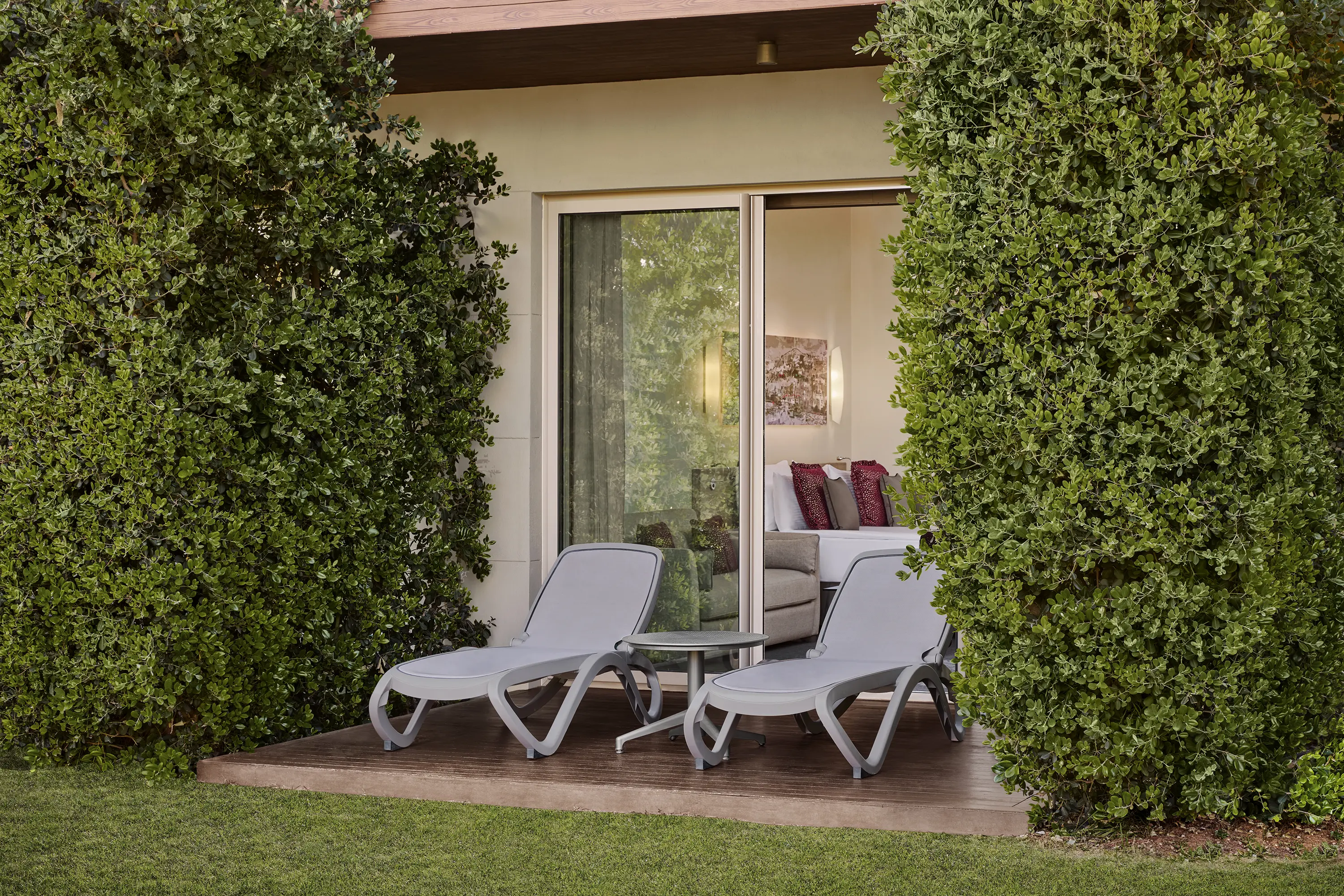 DELUXE GARDEN VIEW ROOM5