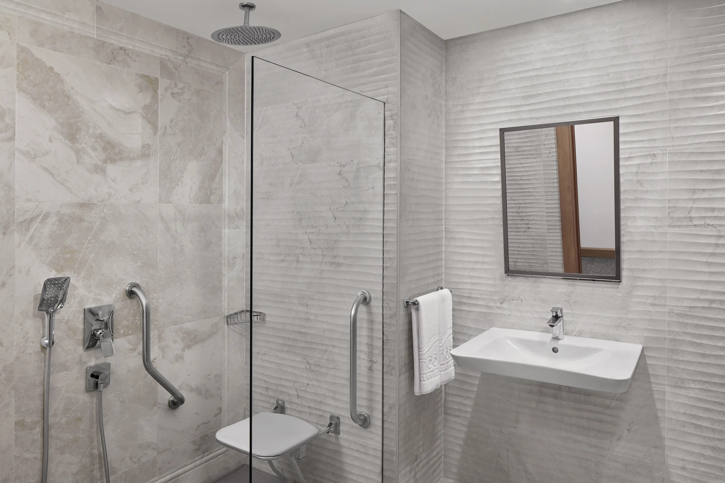 DELUXE ACCESSIBLE ROOM5