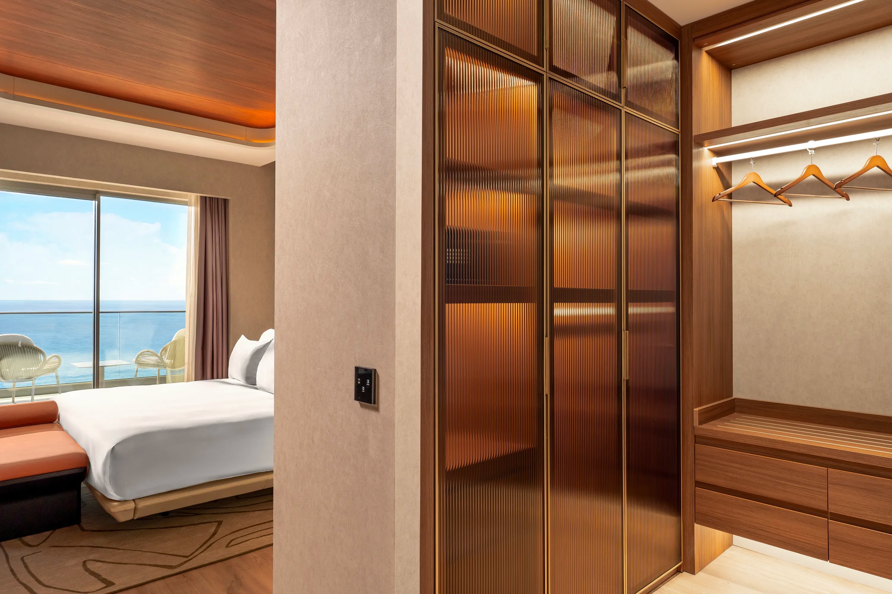 EXECUTIVE SUITE (SEA VIEW)7