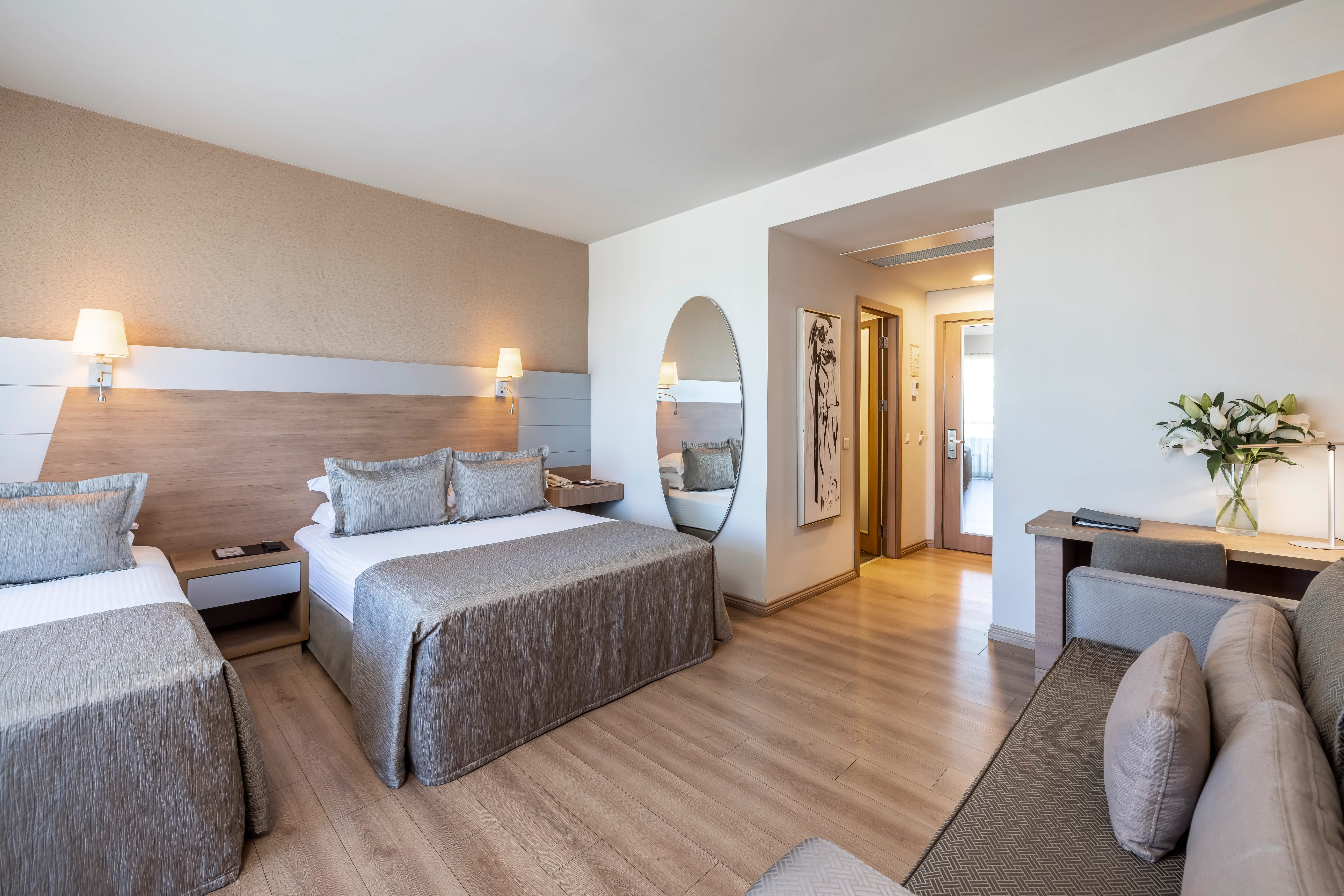 H DELUXE SUPERIOR ROOM 6