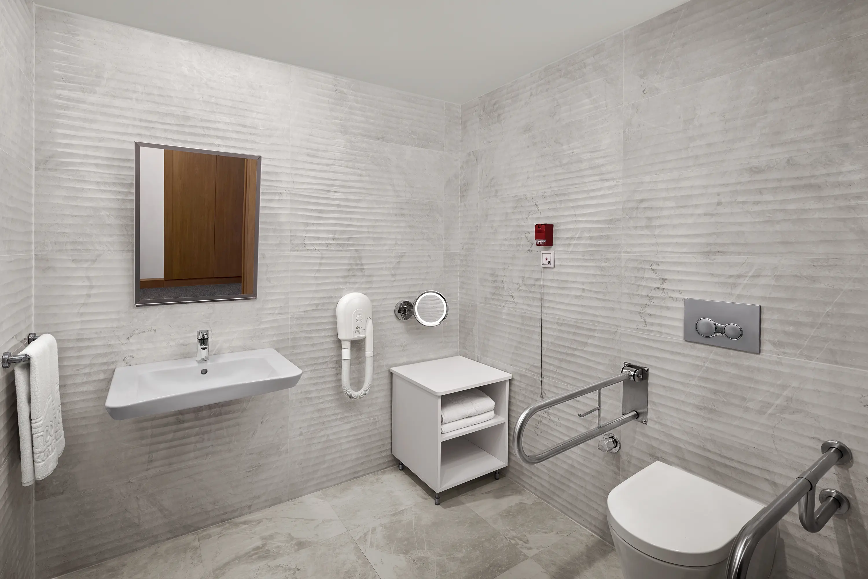 DELUXE ACCESSIBLE ROOM4