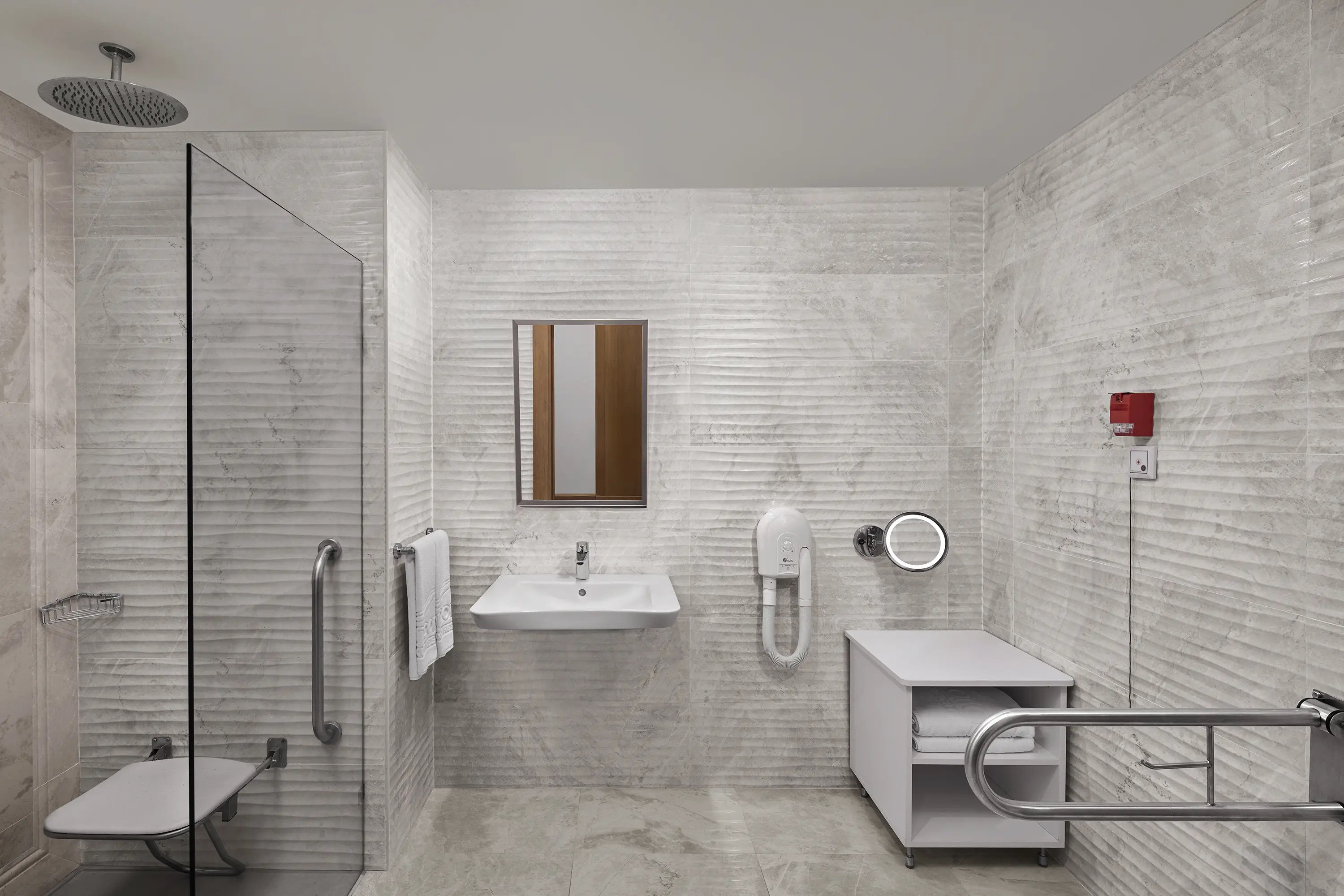 DELUXE ACCESSIBLE ROOM3