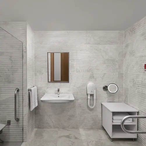 DELUXE ACCESSIBLE ROOM3