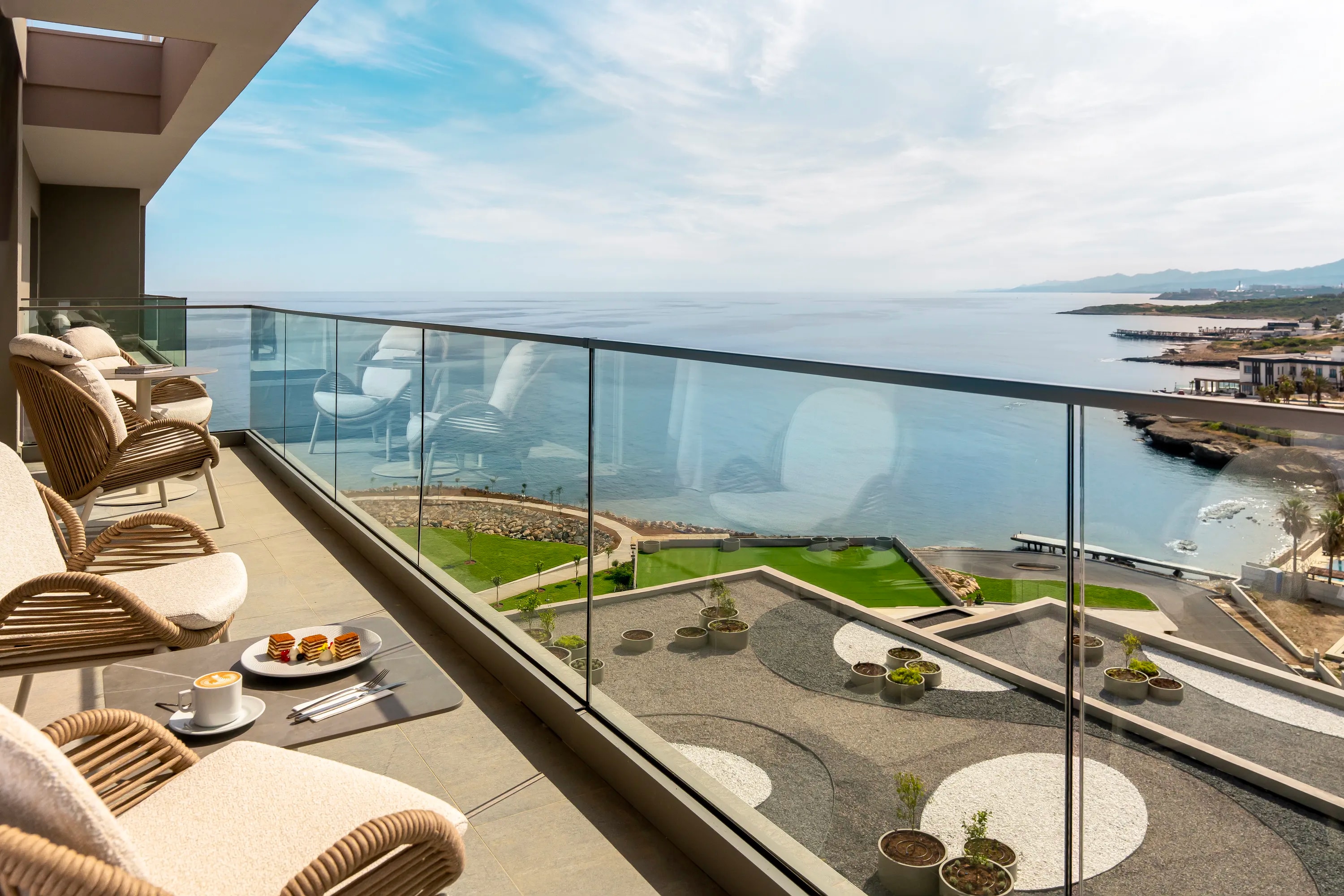 EXECUTIVE SUITE (LAND & SEA VIEW)4