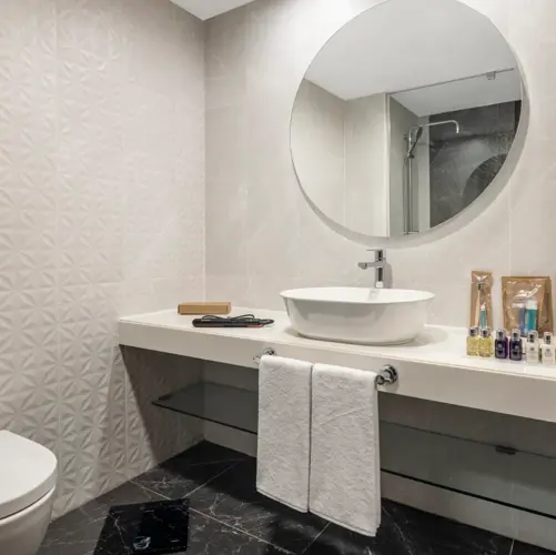 GRAND SUITE BATHROOM 6