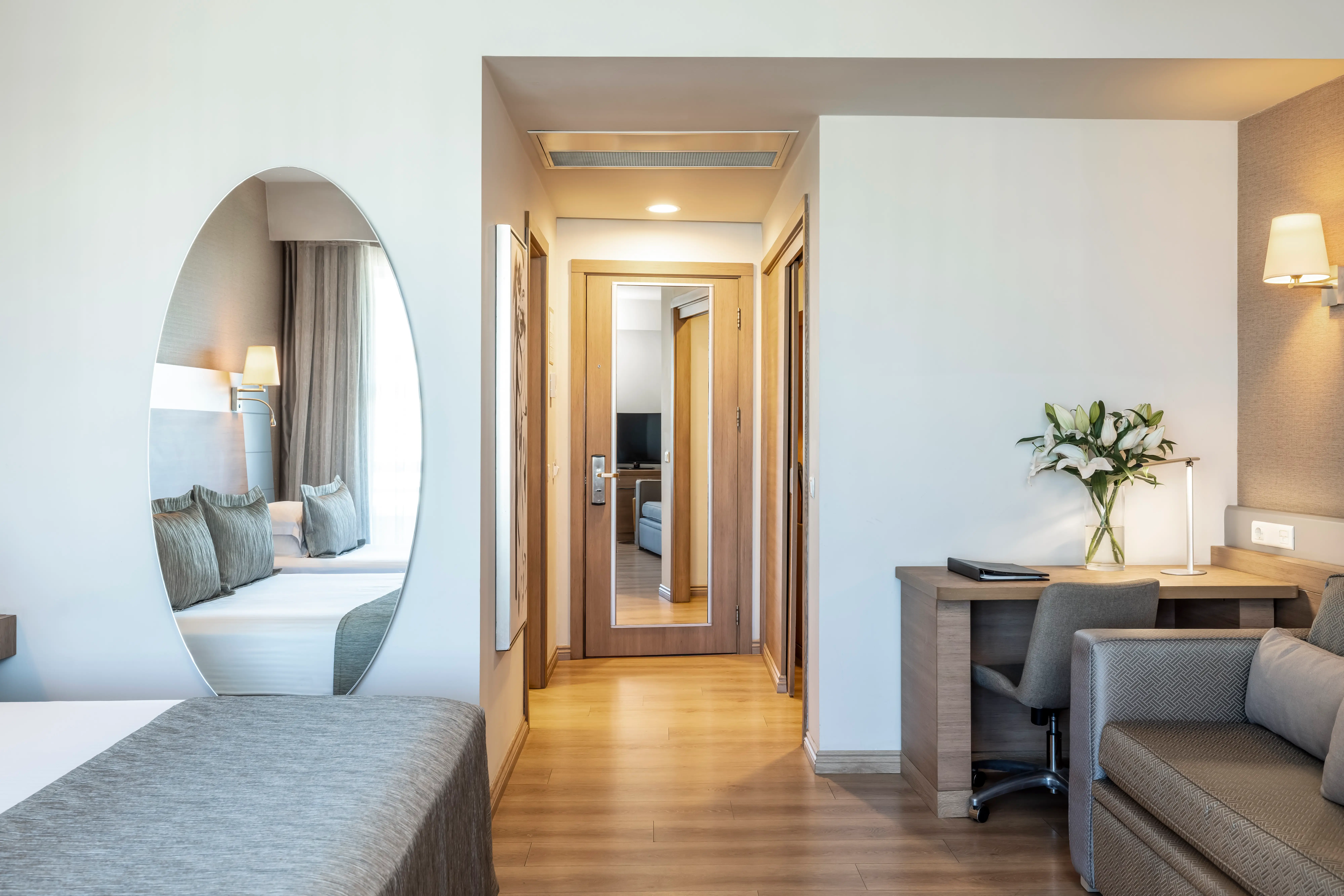 H DELUXE SUPERIOR ROOM 7