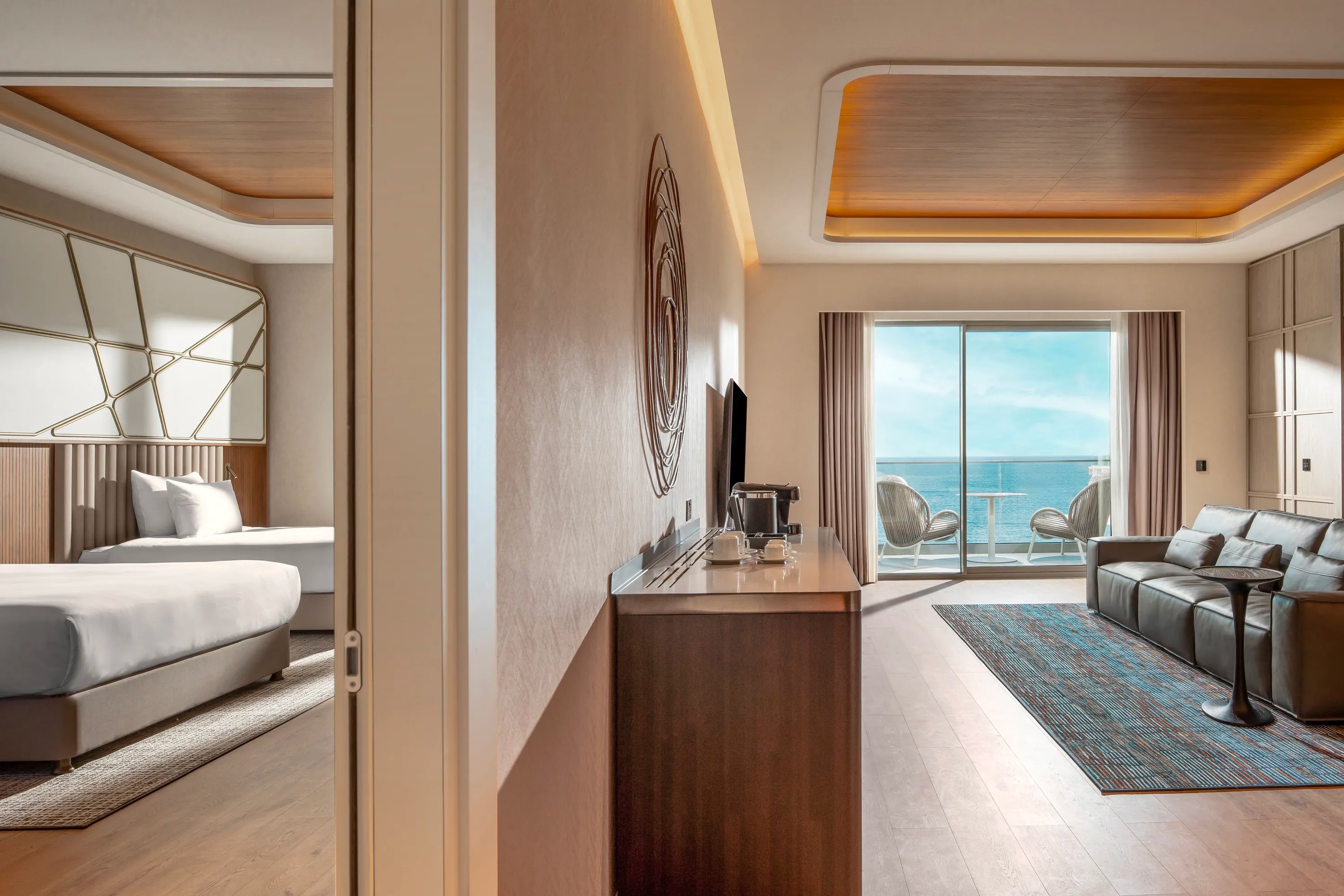 EXECUTIVE SUITE (SEA VIEW)19