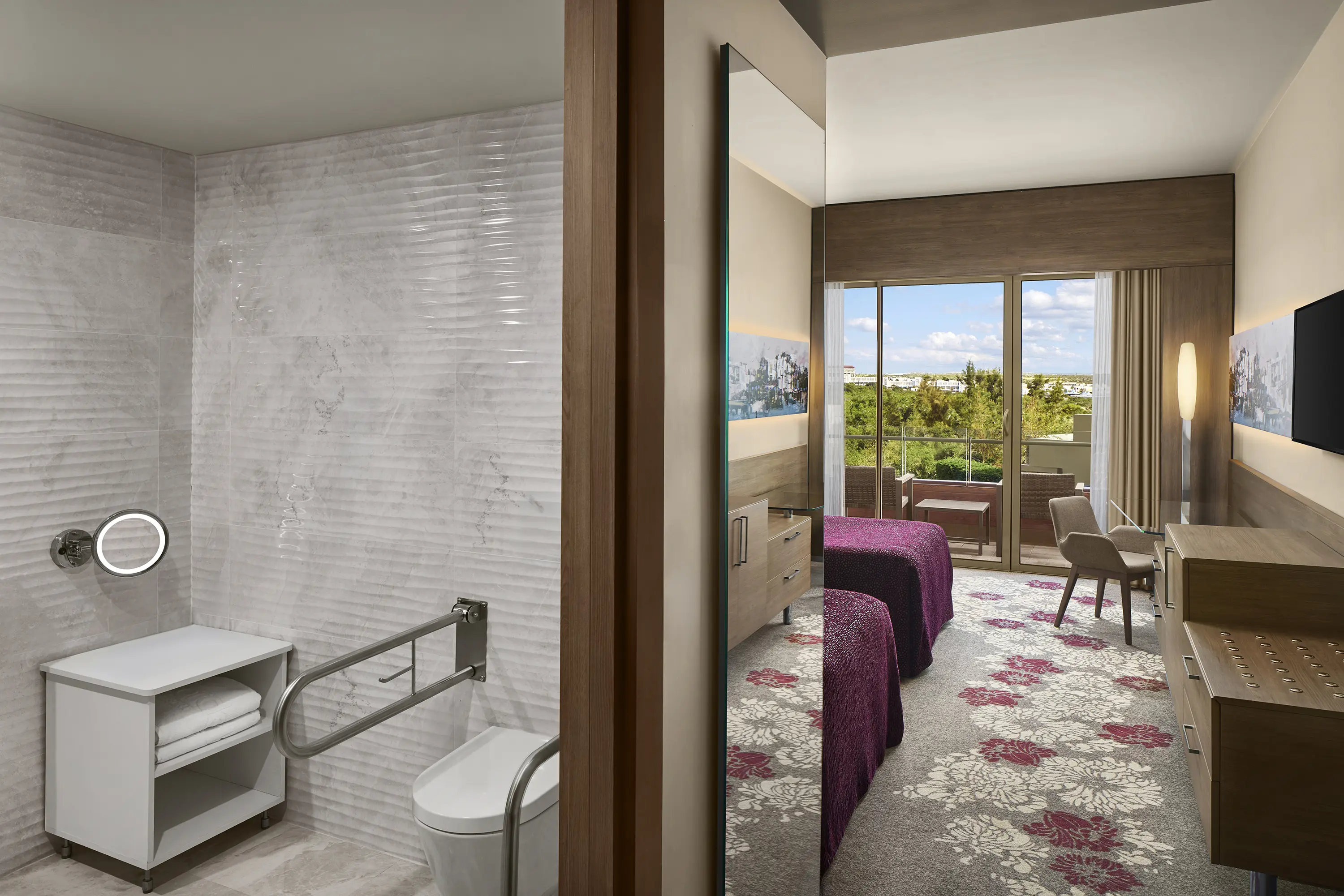 DELUXE ACCESSIBLE ROOM2